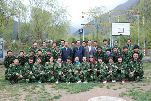 公司十分重視青年職工思想教育工作，經(jīng)常組織開展活動(dòng)豐富他們的精神生活。圖為拓展訓(xùn)練后領(lǐng)導(dǎo)與年輕人合影